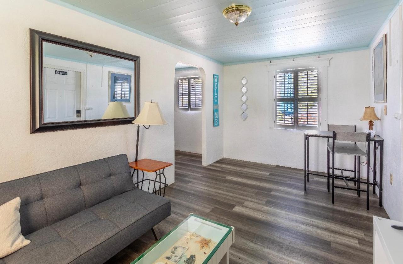 Bungalow 1 Minute From The Beach Suite #3 Englewood Exterior photo